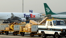 国际空运运费计算解析：重量与体积重哪个成本更高？